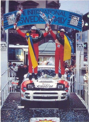 Mats Jonsson - Lars Backman
42º International Swedish Rally 1993. Toyota Celica Turbo 4WD -ST185- (K-AM 7462). Clasificado 1º.

Del 11 al 14 de Febrero, Karlstad.
Superficie: nieve - hielo.

El Rally teni­a un total de 1431.32 km de los que 519.63 km divididos en 28 tramos eran especiales.

Se inscribieron 106 equipos, tomaron la salida 109, finalizaron 52.@
Palabras clave: Toyota;Celica;4WD;ST185;Suecia;1993;Podium;Personajes