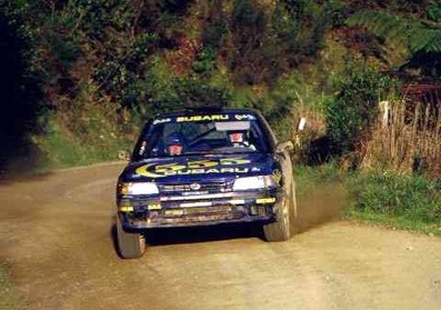 Colin McRae - Derek Ringer
23º Rothmans Rally de Nueva Zelanda 1993. Subaru Legacy RS. Clasificado 1º.

Del 5 al 8 de Agosto, Auckland.
Superficie: tierra.

El Rally tenia un total de 2032.17 km de los que 562.74 km divididos en 36 tramos eran especiales.

Seinscribieron 75 equipos, tomaron la salida 75, finalizaron 46.@
Palabras clave: ;Subaru;Legacy;RS;Nueva_Zelanda;1993