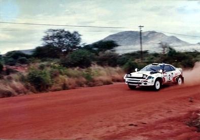 Markku Alén - Ilkka Kivimaki
41º Trust Bank Safari Rally 1993. Toyota Celica Turbo 4WD -ST185- (K-AM 52). Clasificado 2º.
Toyota Castrol Team

Del 8 al 12 de Abril, Nairobi, Kenya, Africa.
Superficie: tierra.

El Rally tenia un total de 2116.50 km con 79 controles horarios.

Tomaron la salida 44 equipos, finalizaron 17.@
Palabras clave: Markku_Alen;Toyota;Celica;Turbo;ST185;Safari;1993