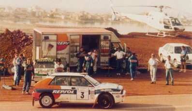 Carlos Sainz Cenamor - Luis Moya
40º Acrópolis Rally 1993. Lancia Delta HF Integrale (TO 73023T). Clasificado 2º.

Del 29 de Mayo al  2 de Junio, Atenas, Grecia.

El Rally tenia un total de 1652.38 km de los que 545.39 km divididos en 36 tramos, eran especiales.

Tomaron la salida 93 equipos, finalizaron 46.@
Palabras clave: ;Lancia;Delta;Integrale;Grecia;Acropolis;1993