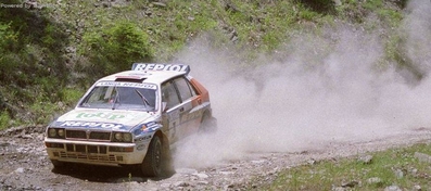Carlos Sainz Cenamor - Luis Moya
40º Acrópolis Rally 1993. Lancia Delta HF Integrale (TO 73023T). Clasificado 2º.

Del 29 de Mayo al  2 de Junio, Atenas, Grecia.

El Rally tenia un total de 1652.38 km de los que 545.39 km divididos en 36 tramos, eran especiales.

Tomaron la salida 93 equipos, finalizaron 46.@
Palabras clave: ;Lancia;Delta;Integrale;Grecia;Acropolis;1993