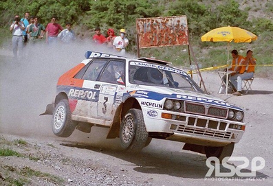 Carlos Sainz Cenamor - Luis Moya
40º Acrópolis Rally 1993. Lancia Delta HF Integrale (TO 73023T). Clasificado 2º.

Del 29 de Mayo al  2 de Junio, Atenas, Grecia.

El Rally tenia un total de 1652.38 km de los que 545.39 km divididos en 36 tramos, eran especiales.

Tomaron la salida 93 equipos, finalizaron 46.@
Palabras clave: ;Lancia;Delta;Integrale;Grecia;Acropolis;1993;