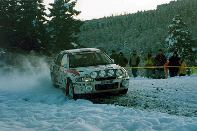 Kenneth Eriksson - Staffan Parmander
49º Network Q RAC Rally 1993. Mitsubishi Lancer Evo I (K5 MRE). Clasificado 2º.

Del 21 al 24 de Noviembre, Birmingham, Inglaterra.
Superficie: tierra - nieve.

El Rally tenia un total de 2628.12 km de los que 547.94 km divididos en 35 tramos eran especiales.

Se inscribieron 171 equipos, tomaron la salida 165, finalizaron 94.@
Palabras clave: ;Mitsubishi;Lancer;Gran_Bretaña;RAC_Rally;1993;Nieve