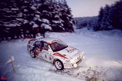 Kenneth Eriksson - Staffan Parmander
49º Network Q RAC Rally 1993. Mitsubishi Lancer Evo I (K5 MRE). Clasificado 2º.

Del 21 al 24 de Noviembre, Birmingham, Inglaterra.
Superficie: tierra - nieve.

El Rally tenia un total de 2628.12 km de los que 547.94 km divididos en 35 tramos eran especiales.

Se inscribieron 171 equipos, tomaron la salida 165, finalizaron 94.@
Palabras clave: ;Mitsubishi;Lancer;Gran_Bretaña;RAC_Rally;1993;Nieve;Inglaterra