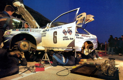 Asistencia del Equipo Ford Motor Company en el 61º Rallye Automobile de Monte-Carlo 1993
En el Ford Escort RS Cosworth (K748 GOO) de François Delecour - Daniel Grataloup, clasificado 2º.

Del 21 al 27 de Enero, Monaco.
Superficie: asfalto - nieve.

El Rally tenia un total de 3086.00 km de los que 593.62 km divididos en 22 tramos, eran especiales.

Se inscribieron 182 equipos, tomaron la salida 167, finalizaron 86.@
Palabras clave: ;Cosworth;Ford;Escort;Montecarlo;1993;Asistencias