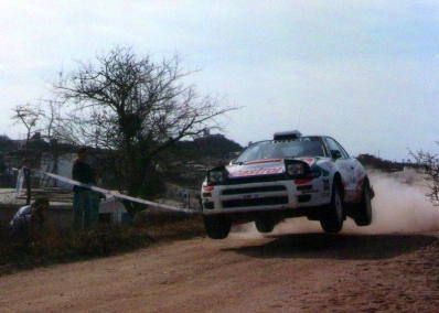 Didier Auriol - Bernard Occelli
13º Rally YPF Argentina 1993. Toyota Celica Turbo 4WD -ST185- (K-AM 79). Clasificado 3º.

Del 14 al 17 de Julio, Argentina.
Superficie: tierra.

El Rally tenia un total de 1,836.26 km de los que 507.13 km divididos en 25 tramos eran especiales.

Se inscribieron 86 equipos, tomaron la salida 86, finalizaron 30.@
Palabras clave: Didier_Auriol;Argentina;Toyota;Celica;ST185;Turbo;1993