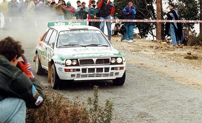 Andrea Aghini - Sauro Farnocchia
27º Rallye de Portugal - Vinho do Porto 1993. Lancia Delta HF Integrale (TO 13718T). Clasificado 3º.

Del 3 al 6 de Marzo, Portugal.
Superficie: asfalto - tierra.

El Rally tenia un total de 2164.91 km de los que 576.13 km divididos en 38 tramos eran especiales (una de ellas fue cancelada SS10 Caramulo de 14.08 Km).

Se inscribieron 90 equipos, tomaron la salida 84, finalizaron 32.@
Palabras clave: ;Lancia;Delta;Integrale;Portugal;1993