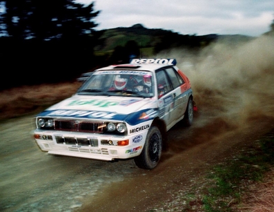 Carlos Sainz Cenamor - Luís Rodríguez Moya
23º Rothmans Rally de Nueva Zelanda 1993. Lancia Delta HF Integrale. Clasificado 4º.

Del 5 al 8 de Agosto, Auckland.
Superficie: tierra.

El Rally tenia un total de 2032.17 km de los que 562.74 km divididos en 36 tramos eran especiales.

Seinscribieron 75 equipos, tomaron la salida 75, finalizaron 46.@
Palabras clave: ;Lancia;Delta;Integrale;Nueva_Zelanda;1993