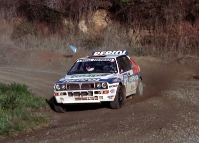 Carlos Sainz Cenamor - Luís Rodríguez Moya
23º Rothmans Rally de Nueva Zelanda 1993. Lancia Delta HF Integrale. Clasificado 4º.

Del 5 al 8 de Agosto, Auckland.
Superficie: tierra.

El Rally tenia un total de 2032.17 km de los que 562.74 km divididos en 36 tramos eran especiales.

Seinscribieron 75 equipos, tomaron la salida 75, finalizaron 46.@
Palabras clave: ;Lancia;Delta;Integrale;Nueva_Zelanda;1993