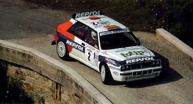 Carlos Sainz Cenamor - Luis Moya
37º Tour de Corse - Rallye de France 1993. Lancia Delta HF Integrale (TO 81821T). Clasificado 4º.

Del 1 al 5 de Mayo, Ajaccio, Córcega, Francia.
Superficie: asfalto.

El Rally tenia un total de 1,130.95 Km de los que 556.42 Km divididos en 24 tramos eran especiales.

Se inscribieron 92 equipos, tomaron la salida 85, finalizaron 44.@
Palabras clave: ;Luis_Moya;Lancia;Delta;Integrale;Corcega;1993;Corse