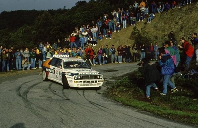 Carlos Sainz Cenamor - Luis Moya
37º Tour de Corse - Rallye de France 1993. Lancia Delta HF Integrale (TO 81821T). Clasificado 4º.

Del 1 al 5 de Mayo, Ajaccio, Córcega, Francia.
Superficie: asfalto.

El Rally tenia un total de 1,130.95 Km de los que 556.42 Km divididos en 24 tramos eran especiales.

Se inscribieron 92 equipos, tomaron la salida 85, finalizaron 44.@
Palabras clave: ;Luis_Moya;Lancia;Delta;Integrale;Corcega;1993;Corse