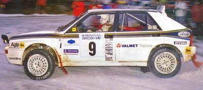 Tommi Mäkinen - Seppo Harjanne
42º International Swedish Rally 1993. Lancia Delta HF Integrale (TO-53226-S). Clasificado 4º.

Del 11 al 14 de Febrero, Karlstad.
Superficie: nieve - hielo.

El Rally teni­a un total de 1431.32 km de los que 519.63 km divididos en 28 tramos eran especiales.

Se inscribieron 106 equipos, tomaron la salida 109, finalizaron 52.@
Palabras clave: Tommi_Makinen;Lancia;Delta;Integrale;Suecia;1993;nieve