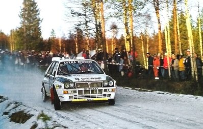 Tommi Mäkinen - Seppo Harjanne
42º International Swedish Rally 1993. Lancia Delta HF Integrale (TO-53226-S). Clasificado 4º.

Del 11 al 14 de Febrero, Karlstad.
Superficie: nieve - hielo.

El Rally teni­a un total de 1431.32 km de los que 519.63 km divididos en 28 tramos eran especiales.

Se inscribieron 106 equipos, tomaron la salida 109, finalizaron 52.@
Palabras clave: Tommi_Makinen;Lancia;Delta;Integrale;Suecia;1993;nieve