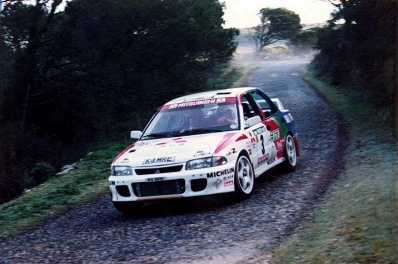 Kenneth Eriksson - Staffan Parmander
27º Rallye de Portugal - Vinho do Porto 1993. Mitsubishi Lancer Evo I (K4 MRE). Clasificado 5º.

Del 3 al 6 de Marzo, Portugal.
Superficie: asfalto - tierra.

El Rally tenia un total de 2164.91 km de los que 576.13 km divididos en 38 tramos eran especiales (una de ellas fue cancelada SS10 Caramulo de 14.08 Km).

Se inscribieron 90 equipos, tomaron la salida 84, finalizaron 32.@
Palabras clave: ;Mitsubishi;Lancer;Portugal;1993