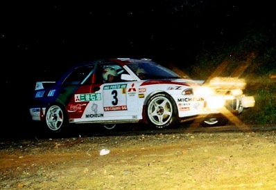 Kenneth Eriksson - Staffan Parmander
27º Rallye de Portugal - Vinho do Porto 1993. Mitsubishi Lancer Evo I (K4 MRE). Clasificado 5º.

Del 3 al 6 de Marzo, Portugal.
Superficie: asfalto - tierra.

El Rally tenia un total de 2164.91 km de los que 576.13 km divididos en 38 tramos eran especiales (una de ellas fue cancelada SS10 Caramulo de 14.08 Km).

Se inscribieron 90 equipos, tomaron la salida 84, finalizaron 32.@
Palabras clave: ;Mitsubishi;Lancer;Portugal;1993