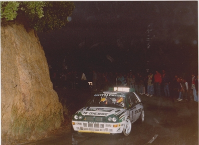Alessandro (Alex) Fiorio - Vittorio Brambilla
29º Rallye Catalunya-Costa Brava 1993. Lancia Delta HF Integrale. Clasificado 5º.

Del 1 al 4 de Noviembre, Lloret de Mar, Girona, Catalunya, España.
Superficie: asfalto.

El Rally tenia un total de 1750.85 km de los que 513.60 km divididos en 29 tramos eran especiales.

Se inscribieron 100 equipos, tomaron la salida 95, finalizaron 39.

© Joan Al
Tramo Tossa-Sant Grau
@@
Palabras clave: ;Lancia;Delta;Integrale;Catalunya;Costa_Brava;1993;España;Spain