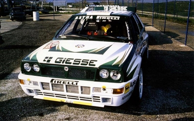 Alessandro (Alex) Fiorio - Vittorio Brambilla
27º Rallye de Portugal - Vinho do Porto 1993. Lancia Delta HF Integrale (TO 51890N). Clasificado 6º.

Del 3 al 6 de Marzo, Portugal.
Superficie: asfalto - tierra.

El Rally tenia un total de 2164.91 km de los que 576.13 km divididos en 38 tramos eran especiales (una de ellas fue cancelada SS10 Caramulo de 14.08 Km).

Se inscribieron 90 equipos, tomaron la salida 84, finalizaron 32.@
Palabras clave: ;Lancia;Delta;Integrale;Portugal;1993;Parque_Cerrado