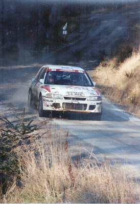 Armin Schwarz - Peter Thul
49º Network Q RAC Rally 1993. Mitsubishi Lancer Evo I. Clasificado 8º.
El Rally tenia un total de 2,628.12 Km de los que 547.94 Km divididos en 35 tramos, eran especiales.
Se inscribieron 171 equipos, tomaron la salida 165, finalizaron 94.@
Palabras clave: ;Mitsubishi;Lancer;Gran_Bretaña;RAC_Rally;1993