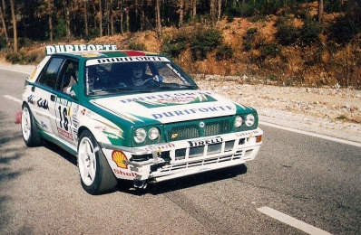 Jorge Bica - Joaquim Capelo
27º Rallye de Portugal - Vinho do Porto 1993. Lancia Delta HF Integrale (TO 53226S). Clasificado 8º.

Del 3 al 6 de Marzo, Portugal.
Superficie: asfalto - tierra.

El Rally tenia un total de 2164.91 km de los que 576.13 km divididos en 38 tramos eran especiales (una de ellas fue cancelada SS10 Caramulo de 14.08 Km).

Se inscribieron 90 equipos, tomaron la salida 84, finalizaron 32.@
Palabras clave: ;Lancia;Delta;Integrale;Portugal;1993