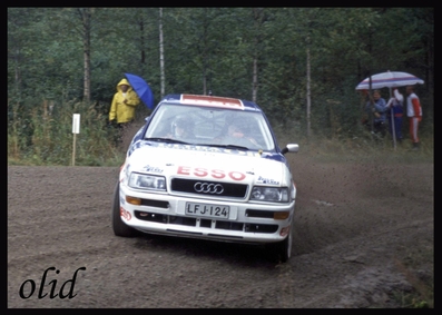 Esa Saarenpää - Lasse Hirvijärvi
43º 1000 Lakes Rally 1993. Audi Coupé S2 (LFJ 124). Clasificado 17º.

Del 27 al 29 de Agosto, Jyväskylä, Finlandia.
Superficie: tierra.

El Rally tenia un total de 1555.92 km de los que 507.69 km divididos en 35 tramos eran especiales.

Se inscribieron 116 equipos, tomaron la salida 113, finalizaron 61.@
Palabras clave: ;Lasse_Hirvijärvi;Audi;Coupé;S2;Finlandia;1993