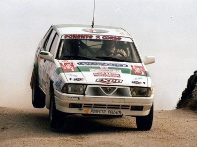 Giancarlo Rizzi - Vittoriano D.Orsi
27º Rallye de Portugal - Vinho do Porto 1993. Alfa Romeo 75 V6 (IM 227637). Clasificado 25º.

Del 3 al 6 de Marzo, Portugal.
Superficie: asfalto - tierra.

El Rally tenia un total de 2164.91 km de los que 576.13 km divididos en 38 tramos eran especiales (una de ellas fue cancelada SS10 Caramulo de 14.08 Km).

Se inscribieron 90 equipos, tomaron la salida 84, finalizaron 32.@
Palabras clave: Alfa;Romeo;Portugal;1993;V6