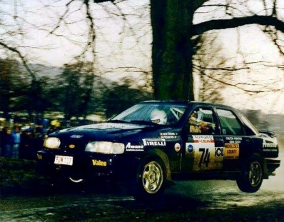 Johan Bastiaens - Richard Wise
49º Network Q RAC Rally 1993. Ford Sierra RS Cosworth 4x4 (FUN-127). Clasificado 45º.

Del 21 al 24 de Noviembre, Birmingham, Inglaterra.
Superficie: tierra - nieve.

El Rally tenia un total de 2628.12 km de los que 547.94 km divididos en 35 tramos eran especiales.

Se inscribieron 171 equipos, tomaron la salida 165, finalizaron 94.@
Palabras clave: Ford;Sierra;Cosworth;RAC_Rally;Gran_Bretaña;1993;Inglaterra