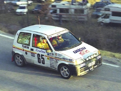 Antonio Viale - Andrea Tumaini
61º Rallye Automobile de Monte-Carlo 1993. Fiat Cinquecento (TO 72445T). Clasificado 55º.

Del 21 al 27 de Enero, Monaco.
Superficie: asfalto - nieve.

El Rally tenia un total de 3086.00 km de los que 593.62 km divididos en 22 tramos, eran especiales.

Se inscribieron 182 equipos, tomaron la salida 167, finalizaron 86.@
Palabras clave: Fiat;Cinquecento;Montecarlo;1993