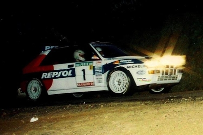 Carlos Sainz Cenamor - Luis Moya
27º Rallye de Portugal - Vinho do Porto 1993. Lancia Delta HF Integrale (TO 73023T). Abandonó al volcar en SS22 Montim 2 de 5.00 Km.

Del 3 al 6 de Marzo, Portugal.
Superficie: asfalto - tierra.

El Rally tenia un total de 2164.91 km de los que 576.13 km divididos en 38 tramos eran especiales (una de ellas fue cancelada SS10 Caramulo de 14.08 Km).

Se inscribieron 90 equipos, tomaron la salida 84, finalizaron 32.@
Palabras clave: ;Lancia;Delta;Integrale;Portugal;1992