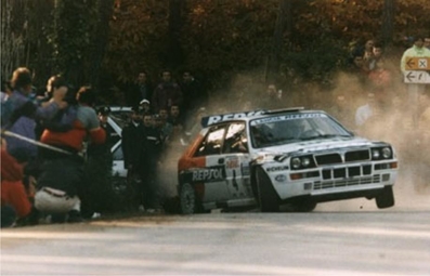 Carlos Sainz Cenamor - Lui­s Moya
35º Rallye Sanremo 1993. Lancia Delta HF Integrale (TO 81832T).
Terminó en 2ª posición, pero después de un control fue excluido por combustible ilegal.

Del 11 al 13 de Octubre, Sanremo, Liguria, Imperia, Italia.
Superfice: asfalto.

El Rally tenia un total de 1706.46 km de los que 548.90 km divididos en 28 tramos eran especiales, (una de ellas fue cancelada SS6 Campoligure de 28.20 km).

Se inscribieron 127 equipos, tomaron la salida 120, finalizaron 57.@
Palabras clave: ;Lancia;Delta;Sanremo;1993;Integrale;