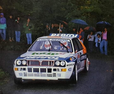 Carlos Sainz Cenamor - Luis Moya
35º Rallye Sanremo - Rallye de Italia 1993. Lancia Delta HF Integrale (TO 81832T).
Terminó en 2ª posición, pero después de un control fue excluido por combustible ilegal.

Del 11 al 13 de Octubre, Sanremo, Liguria, Imperia, Italia.
Superfice: asfalto.

El Rally tenia un total de 1706.46 km de los que 548.90 km divididos en 28 tramos eran especiales, (una de ellas fue cancelada SS6 Campoligure de 28.20 km).

Se inscribieron 127 equipos, tomaron la salida 120, finalizaron 57.@
Palabras clave: ;Lancia;Delta;Sanremo;1993;Integrale;