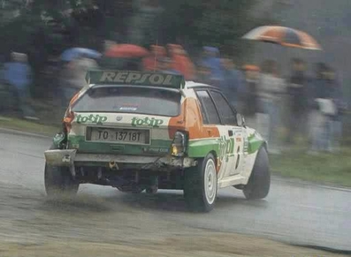Andrea Aghini - Sauro Farnocchia
37º Tour de Corse - Rallye de France 1993. Lancia Delta HF Integrale (TO 13718T). Abandonó por la suspensión del coche después de una salida de pista en SS13 Muracciole - Les Caselles de 21 Km.

Esta imagen acabo en trompo, y al ser final de tramo, finalizo el mismo en marcha atrà¡s para no perder tiempo dando la vuelta.

Del 1 al 5 de Mayo, Ajaccio, Córcega, Francia.
Superficie: asfalto.

El Rally tenia un total de 1,130.95 Km de los que 556.42 Km divididos en 24 tramos eran especiales.

Se inscribieron 92 equipos, tomaron la salida 85, finalizaron 44.
@
Palabras clave: ;Lancia;Delta;Integrale;Corcega;1993;Corse