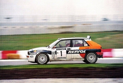 Carlos Sainz Cenamor - Luís Rodríguez Moya
29º Rallye Catalunya - Costa Brava - Rallye de España 1993. Lancia Delta HF Integrale (TO 81821T). Abandonó por problemas eléctricos en SS10 Coll de Santigosa de 10.60 Km.

Del 1 al 4 de Noviembre, Lloret de Mar, Girona, Catalunya, España.
Superficie: asfalto.

El Rally tenia un total de 1750.85 km de los que 513.60 km divididos en 29 tramos eran especiales.

Se inscribieron 100 equipos, tomaron la salida 95, finalizaron 39.@
Palabras clave: ;Lancia;Delta;Integrale;Catalunya;Costa_Brava;1993;España;Spain
