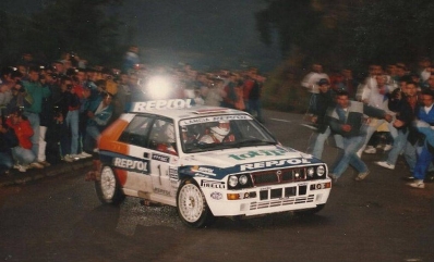 Carlos Sainz Cenamor - Luís Rodríguez Moya
29º Rallye Catalunya - Costa Brava - Rallye de España 1993. Lancia Delta HF Integrale (TO 81821T). Abandonó por problemas eléctricos en SS10 Coll de Santigosa de 10.60 Km.

Del 1 al 4 de Noviembre, Lloret de Mar, Girona, Catalunya, España.
Superficie: asfalto.

El Rally tenia un total de 1750.85 km de los que 513.60 km divididos en 29 tramos eran especiales.

Se inscribieron 100 equipos, tomaron la salida 95, finalizaron 39.@
Palabras clave: ;Lancia;Delta;Integrale;Catalunya;Costa_Brava;1993;España;Spain
