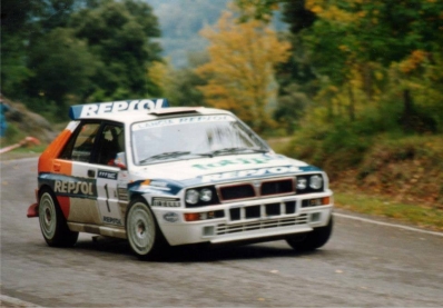 Carlos Sainz Cenamor - Luís Rodríguez Moya
29º Rallye Catalunya - Costa Brava - Rallye de España 1993. Lancia Delta HF Integrale (TO 81821T). Abandonó por problemas eléctricos en SS10 Coll de Santigosa de 10.60 Km.

Del 1 al 4 de Noviembre, Lloret de Mar, Girona, Catalunya, España.
Superficie: asfalto.

El Rally tenia un total de 1750.85 km de los que 513.60 km divididos en 29 tramos eran especiales.

Se inscribieron 100 equipos, tomaron la salida 95, finalizaron 39.@
Palabras clave: ;Lancia;Delta;Integrale;Catalunya;Costa_Brava;1993;España;Spain