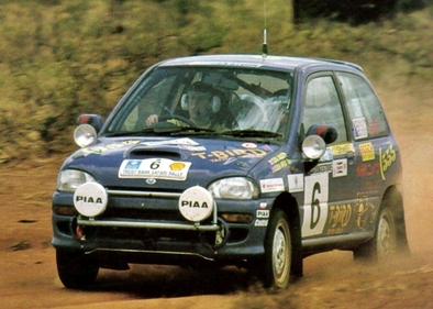 Colin McRae - Derek Ringer
41º Trust Bank Safari Rally 1993. Subaru Vivio Sedan 4WD (GM52 MU123). Abandonó por rotura de la suspensión.
Subaru M.S.G.

Del 8 al 12 de Abril, Nairobi, Kenya, Africa.
Superficie: tierra.

El Rally tenia un total de 2116.50 km con 79 controles horarios.

Tomaron la salida 44 equipos, finalizaron 17.@
Palabras clave: Subaru;Vivio;Sedan;4WD;Safari;1993