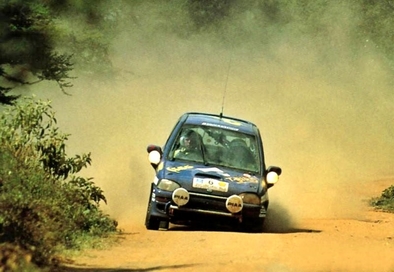 Colin McRae - Derek Ringer
41º Trust Bank Safari Rally 1993. Subaru Vivio Sedan 4WD (GM52 MU123). Abandonó por rotura de la suspensión.
Subaru M.S.G.

Del 8 al 12 de Abril, Nairobi, Kenya, Africa.
Superficie: tierra.

El Rally tenia un total de 2116.50 km con 79 controles horarios.

Tomaron la salida 44 equipos, finalizaron 17.@
Palabras clave: Subaru;Vivio;Sedan;4WD;Safari;1993
