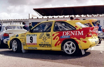 Fernando Peres - Ricardo Caldeira
27º Rallye de Portugal - Vinho do Porto 1993. Ford Escort RS Cosworth (G521 YDD). Abandonó al volcar en SS17 Luilhas 1 de 13.08 km.

Del 3 al 6 de Marzo, Portugal.
Superficie: asfalto - tierra.

El Rally tenia un total de 2164.91 km de los que 576.13 km divididos en 38 tramos eran especiales (una de ellas fue cancelada SS10 Caramulo de 14.08 Km).

Se inscribieron 90 equipos, tomaron la salida 84, finalizaron 32.@
Palabras clave: Ford;Escort;Cosworth;Portugal;1993