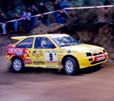Fernando Peres - Ricardo Caldeira
27º Rallye de Portugal - Vinho do Porto 1993. Ford Escort RS Cosworth (G521 YDD). Abandonó al volcar en SS17 Luilhas 1 de 13.08 km.

Del 3 al 6 de Marzo, Portugal.
Superficie: asfalto - tierra.

El Rally tenia un total de 2164.91 km de los que 576.13 km divididos en 38 tramos eran especiales (una de ellas fue cancelada SS10 Caramulo de 14.08 Km).

Se inscribieron 90 equipos, tomaron la salida 84, finalizaron 32.@
Palabras clave: Ford;Escort;Cosworth;Portugal;1993