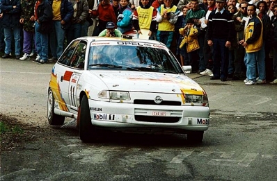 Bruno Thiry - Stephane Prevot
37º Tour de Corse - Rallye de France 1993. Opel Astra GSi 16V (CAE 167). Abandonó por los frenos en SS7 Bicchisano - Pila Canale de 14.47 km.

Del 1 al 5 de Mayo, Ajaccio, Córcega, Francia.
Superficie: asfalto.

El Rally tenia un total de 1,130.95 Km de los que 556.42 Km divididos en 24 tramos eran especiales.

Se inscribieron 92 equipos, tomaron la salida 85, finalizaron 44.@
Palabras clave: Bruno_Thiry;Opel;Astra;GSi;Corse;Corcega;1993