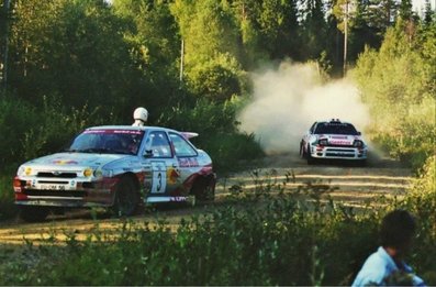 44º Neste 1000 Lagos Rally 1994
El #3 Ford Escort RS Cosworth con problemas de Ari Vatanen - Fabrizia Pons, abandonó por accidente en SS2 (foto) Lankamaa de 23.73 Km.

Detrás, acercándose, el Toyota Celica Turbo 4WD (ST185) de Didier Auriol - Bernard Occelli, clasificado 2º.

Del 26 al 28 de Agosto, Jyväskylä.
Superficie: tierra.

El Rally tenia un total de 1558.45 Km de los que 522.76 Km divididos en 35 tramos eran especiales.

Se inscribieron 89 equipos, tomaron la salida 85, finalizaron 41.
@
Palabras clave: Ford;Escort;Cosworth;Toyota;Celica;ST185;Finlandia;Didier_Auriol;Ari_Vatanen;1994