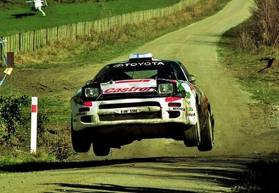 Juha Kankkunen - Nicky Grist
24º Rothmans Rally New Zealand 1994. Toyota Celica Turbo 4WD -ST185- (K-AM 5380). Clasificado 2º.

Del 29 al 31 de Julio, Auckland, Nueva Zelanda.

El Rally tenia un total de 1814.64 km de los que 519.31 km divididos en 30 tramos eran especiales (una de ellas fue cancelada SS23
Maramarua Forest HQ de 16.61 km).

Se inscribieron 81 equipos, tomaron la salida 81, finalizaron 46.@
Palabras clave: ;Toyota;Celica;ST185;Nueva_Zelanda;1993