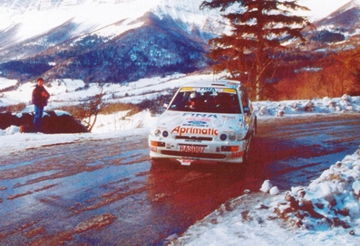 François Delecour - Cathy François
63º Rallye Automobile de Monte-Carlo 1995. Ford Escort RS Cosworth (M511 WJN). Clasificado 2º.

Del 21 al 26 de Enero, Monte-Carlo.
Superficie: asfalto - nieve.

El Rally tenia un total de 2607.00 km de los que 546.80 km divididos en 21 tramos eran especiales.

Se inscribieron 207 equipos, tomaron la salida 204, finalizaron 83.@
Palabras clave: ;Ford;Escort;Cosworth;Montecarlo