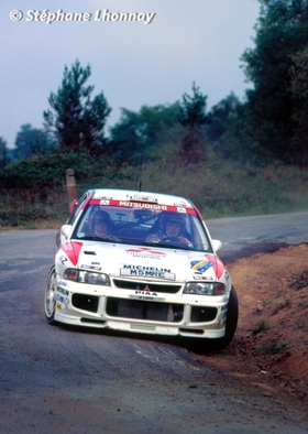 Tommi Makinen - Seppo Harjanne
31º Rallye Catalunya - Costa Brava - Rallye de España 1995. Mitsubishi Lancer Evo III (M5 MRE). Abandonó por el accidente de la imagen en SS18 l'Enclusa - Sant Hilari 2 de 27.57 Km.

Del 23 al 25 de Octubre, Lloret de Mar, Girona, Catalunya, España.
Superficie: asfalto.

El Rally tenia un total de 1663.71 km de los que 474.35 km divididos en 23 tramos eran especiales.

Tomaron la salida 81 equipos, finalizaron 42.

© Stéphane Lhonnay.
@
Palabras clave: ;Mitsubishi;Lancer;Catalunya;España;1995;Costa_Brava;Crash;Spain