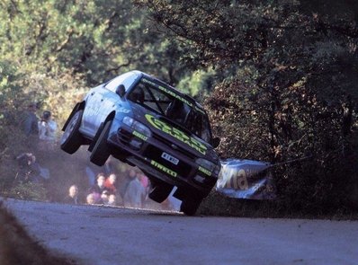 Colin McRae - Derek Ringer
38º Rallye Sanremo - Rallye d'Italia 1996. Subaru Impreza 555 (N1 WRC). Clasificado 1º.

Del 13 al 16. 10 de Octubre, Sanremo, Liguria, Imperia, Italia.
Superficie: asfalto - tierra.

El Rally tenia un total de 1958.12 km de los que 413.32 km divididos en 18 tramos eran especiales (una de ellas fue cancelada SS1 Nerbisci 1 de 32.17 Km a causa del fuerte accidente de Tommi Mäkinen - Seppo Harjanne del que por suerte salieron ilesos).

Tomaron la salida 108 equipos, finalizaron 47.@
Palabras clave: Colin_McRae;Subaru;Impreza;Sanremo;1996;saltos