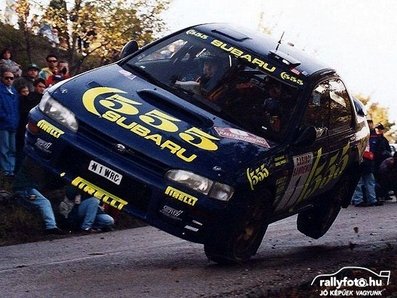 Colin McRae - Derek Ringer
38º Rallye Sanremo - Rallye d'Italia 1996. Subaru Impreza 555 (N1 WRC). Clasificado 1º.

Del 13 al 16. 10 de Octubre, Sanremo, Liguria, Imperia, Italia.
Superficie: asfalto - tierra.

El Rally tenia un total de 1958.12 km de los que 413.32 km divididos en 18 tramos eran especiales (una de ellas fue cancelada SS1 Nerbisci 1 de 32.17 Km a causa del fuerte accidente de Tommi Mäkinen - Seppo Harjanne del que por suerte salieron ilesos).

Tomaron la salida 108 equipos, finalizaron 47.@
Palabras clave: Colin_McRae;Subaru;Impreza;Sanremo;1996;saltos