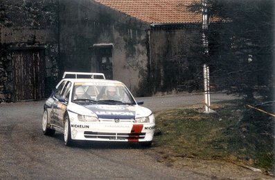 François Delecour - Hervé Sauvage
62º Rallye Automobile de Monte-Carlo 1996. Peugeot 306 Maxi (320 LDA 75). Clasificado 2º.

Del 20 al 25 de Enero, Monaco.
Superficie: asfalto - nieve.

El Rally tenia un total de 2569.00 km de los que 529.85 km divididos en 21 tramos eran especiales (2 de ellos fueron cancelados SS14 Les Quatres Chemins 1 y SS20 Les Quatres Chemins 2 de 33.50 km cada uno).

Tomaron la salida 150 equipos, finalizaron 99.@
Palabras clave: Peugeot;Maxi;Montecarlo;1996