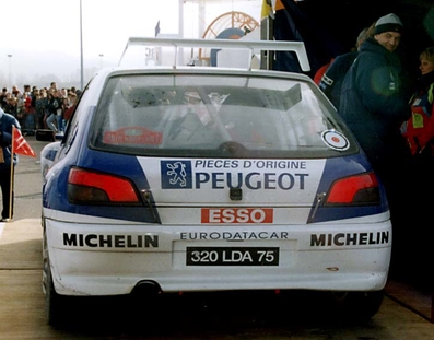 François Delecour - Hervé Sauvage
62º Rallye Automobile de Monte-Carlo 1996. Peugeot 306 Maxi (320 LDA 75). Clasificado 2º.

Del 20 al 25 de Enero, Monaco.
Superficie: asfalto - nieve.

El Rally tenia un total de 2569.00 km de los que 529.85 km divididos en 21 tramos eran especiales (2 de ellos fueron cancelados SS14 Les Quatres Chemins 1 y SS20 Les Quatres Chemins 2 de 33.50 km cada uno).

Tomaron la salida 150 equipos, finalizaron 99.@
Palabras clave: Peugeot;Maxi;Montecarlo;1996;parque_cerrado