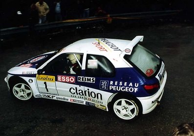 François Delecour - Hervé Sauvage
62º Rallye Automobile de Monte-Carlo 1996. Peugeot 306 Maxi (320 LDA 75). Clasificado 2º.

Del 20 al 25 de Enero, Monaco.
Superficie: asfalto - nieve.

El Rally tenia un total de 2569.00 km de los que 529.85 km divididos en 21 tramos eran especiales (2 de ellos fueron cancelados SS14 Les Quatres Chemins 1 y SS20 Les Quatres Chemins 2 de 33.50 km cada uno).

Tomaron la salida 150 equipos, finalizaron 99.@
Palabras clave: Peugeot;Maxi;Montecarlo;1996