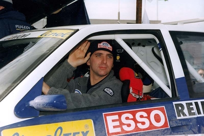François Delecour
62º Rallye Automobile de Monte-Carlo 1996. Peugeot 306 Maxi (320 LDA 75). Clasificado 2º.
Copiloto Hervé Sauvage

Del 20 al 25 de Enero, Monaco.
Superficie: asfalto - nieve.

El Rally tenia un total de 2569.00 km de los que 529.85 km divididos en 21 tramos eran especiales (2 de ellos fueron cancelados SS14 Les Quatres Chemins 1 y SS20 Les Quatres Chemins 2 de 33.50 km cada uno).

Tomaron la salida 150 equipos, finalizaron 99.@
Palabras clave: Peugeot;Maxi;Montecarlo;1996;Personajes