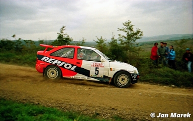 Bruno Thiry - Stéphane Prévot
38º Rallye Sanremo - Rallye d'Italia 1996. Ford Escort RS Cosworth (M40 FMC). Clasificado 3º.

Del 13 al 16 de Octubre, Sanremo, Liguria, Imperia, Italia.
Superficie: asfalto - tierra.

El Rally tenia un total de 1958.12 km de los que 413.32 km divididos en 18 tramos eran especiales (una de ellas fue cancelada SS1 Nerbisci 1 de 32.17 Km a causa del fuerte accidente de Tommi Mäkinen - Seppo Harjanne del que por suerte salieron ilesos).

Tomaron la salida 108 equipos, finalizaron 47.

© Jan Marek
@
Palabras clave: Bruno_Thiry;Ford;Escort;Cosworth;Sanremo;1996